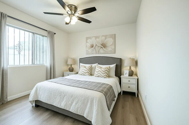 Photo - 1323 W 58th St