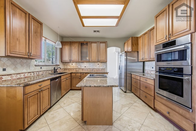 Building Photo - 5Bed/3Bath House at 67th Ave/Deer Valley Rd! Ready for Immediate Move-In! -- GOLF COURSE VIEWS! R...