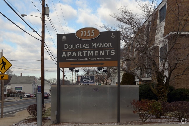 Photo - Douglas Manor Apartments