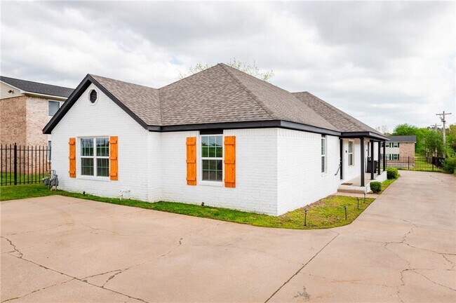 Photo - 1975 W Deane St