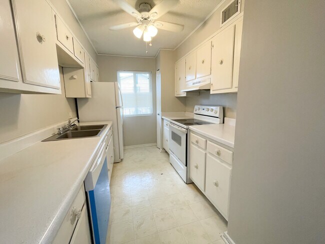 Building Photo - 1208 Bush River Rd Rental