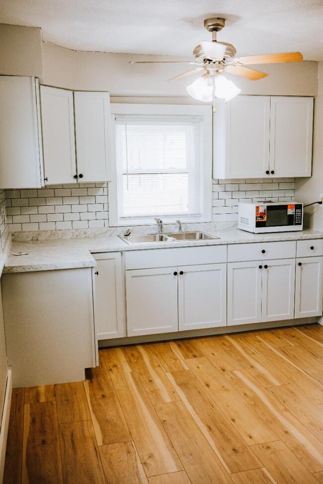 Photo - 618 Bart St