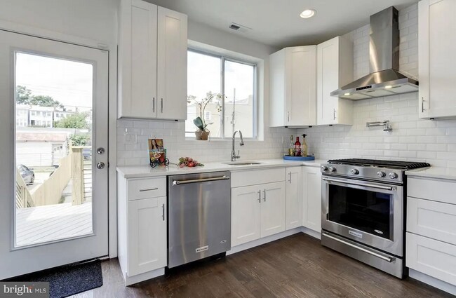 Photo - 709 Hamilton St NW