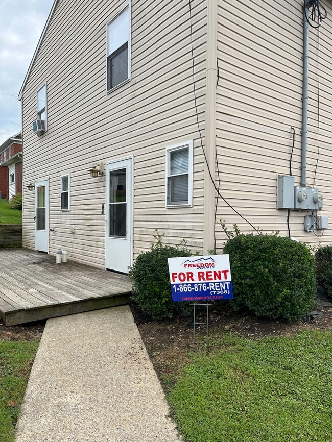 Building Photo - Newly Remodeled unit in Duplex
