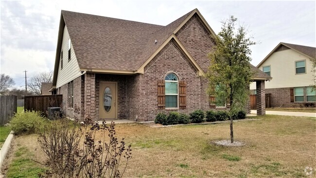 Building Photo - Spacious 2 Story Duplex in Benbrook Rental