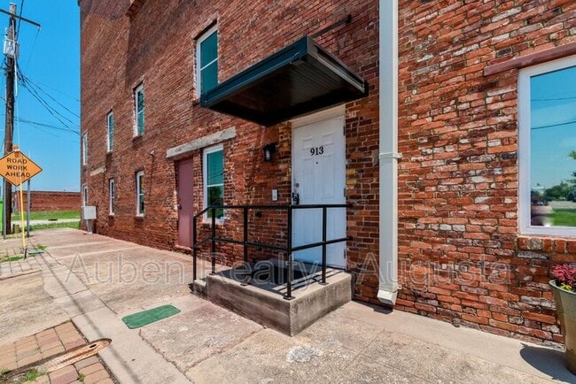 Photo - 913 Walker St