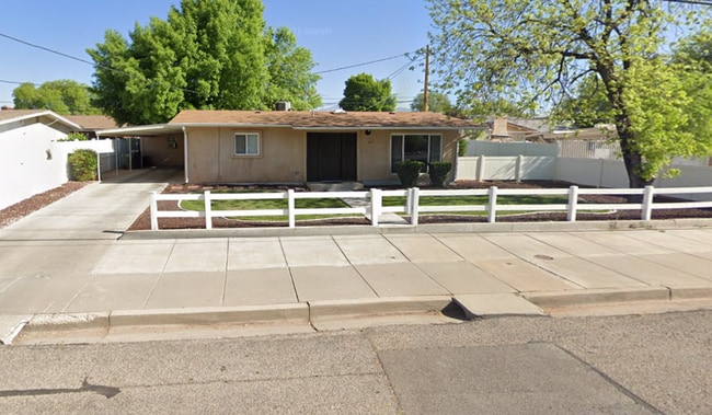 Building Photo - Beautiful Private Yard! Covered Parking! Rental