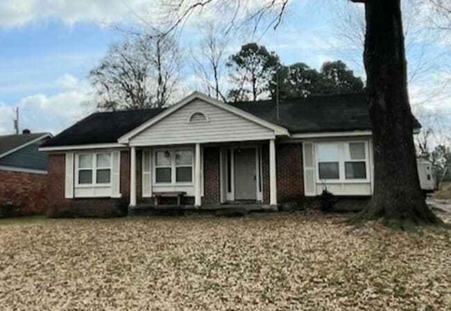 Building Photo - Colonial Hills' adorable home!