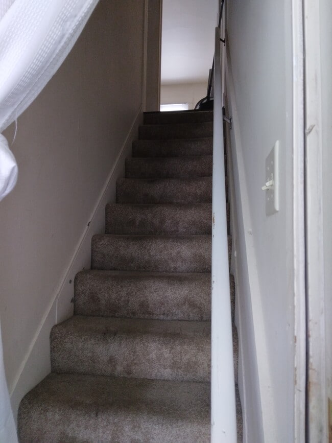 Puerta principal del apartamento - 35 Manor Ave Unidad D