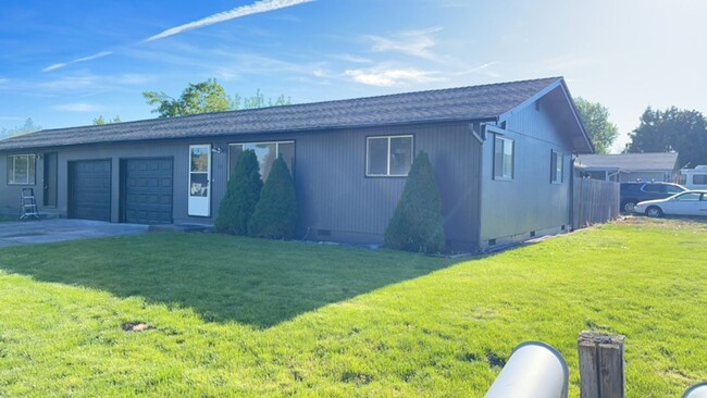 Modern 2-Bedroom Duplex with New Kitchen &... - Modern 2-Bedroom Duplex with New Kitchen &... House