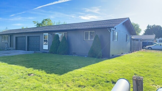 Building Photo - Modern 2-Bedroom Duplex with New Kitchen &... Rental