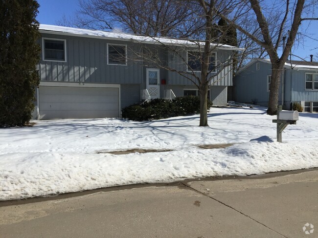 Building Photo - 4BR 2.5ba house on Westside of Iowa City -...