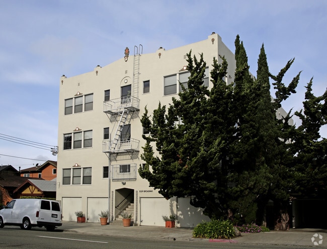 5339 Broadway