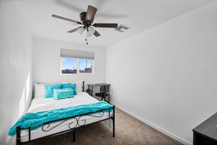 2301 E Janice Wy