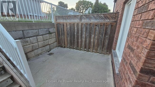 Photo - 225 Riddell St
