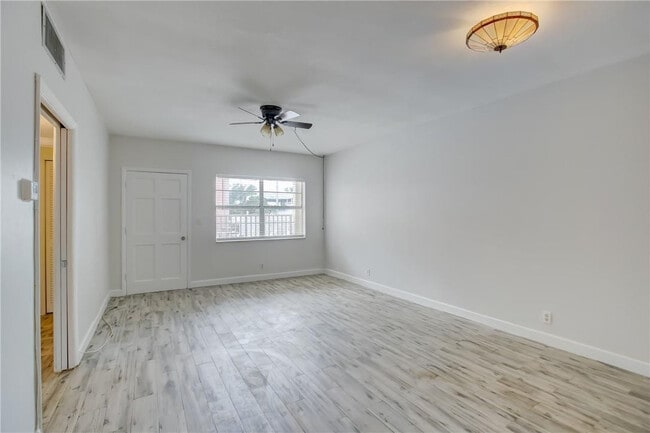 Building Photo - 1450 N Riverside Dr Unit 102