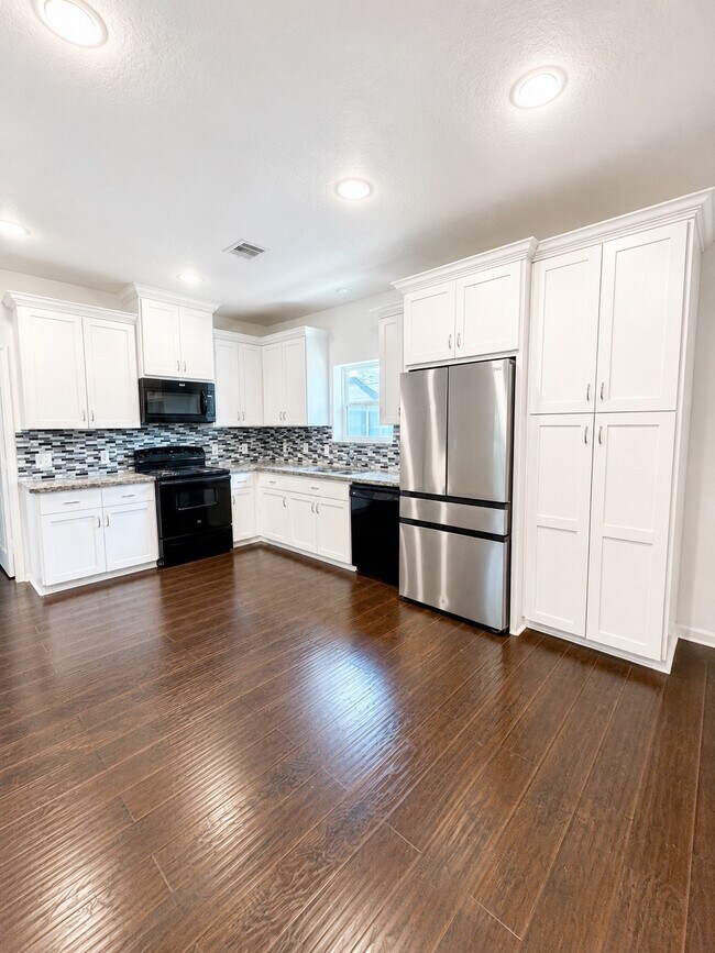 Photo - 7047 Ave E