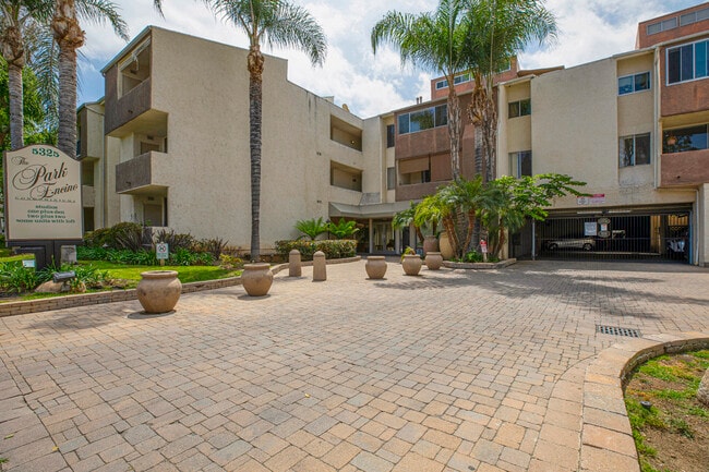 Building Photo - 5325 Newcastle Ave Unit 322