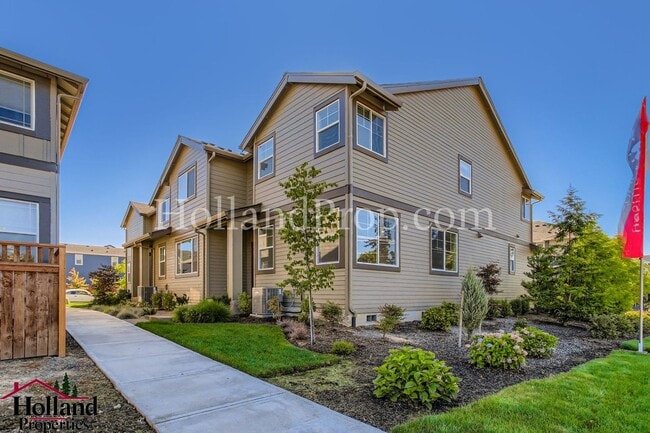Building Photo - Stylish 4-Bedroom Home with Serene Green S...