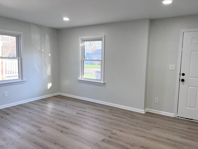 Photo - 170 Rosslyn Ave