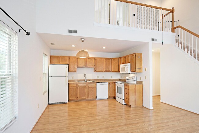 Building Photo - Pet-Friendly End-Unit Ridgecrest Townhome