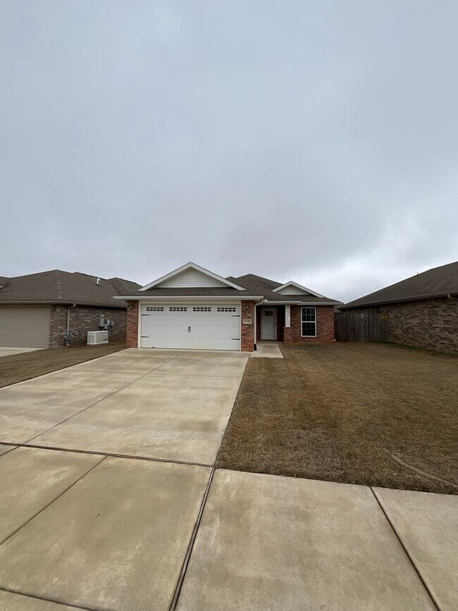 Photo - 6110 NW McClellen St