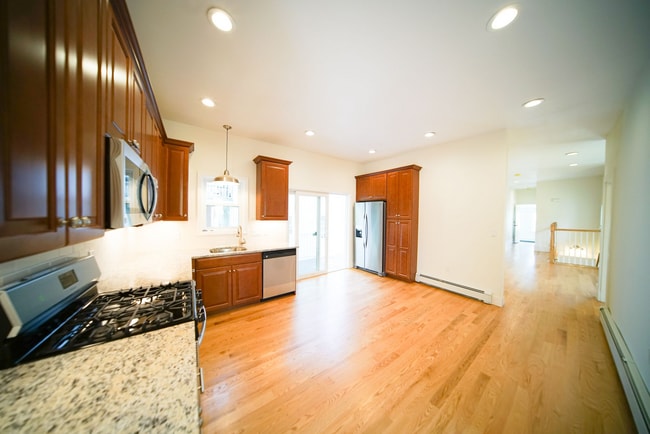 Building Photo - 48 Cameron Ave Unit 5-bed 2-bath Rental
