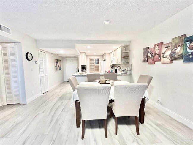 Photo - 3800 Oaks Clubhouse Dr Unidad 311