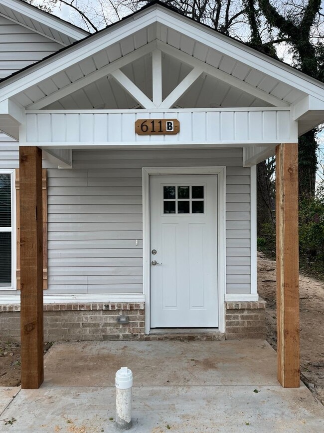 Building Photo - COX-VINE STREET Unit B