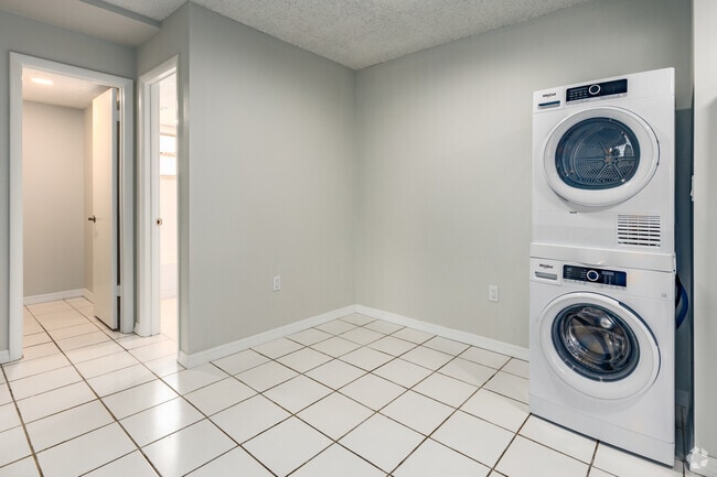1 BR, 1 BA - 560SF