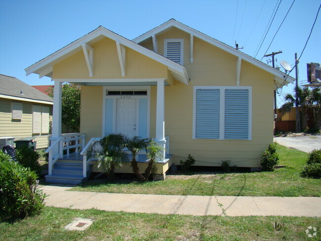 Building Photo - 1/2 Block to the Beach Rental