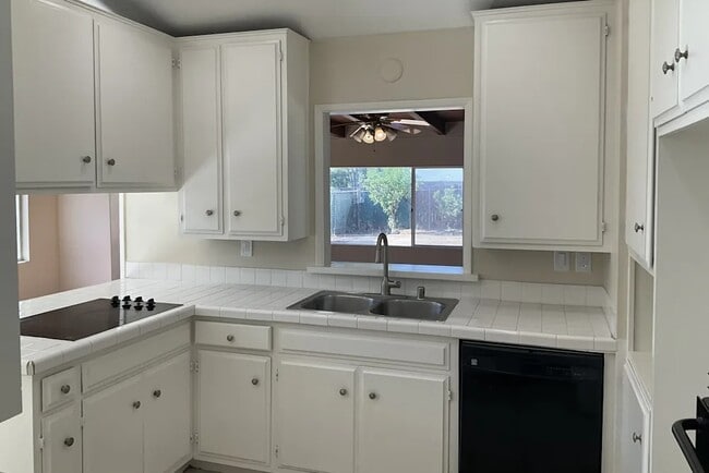 Photo - 1136 Erica St