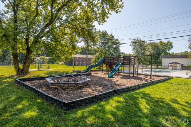 Patio de juegos - Village Crest Apartments