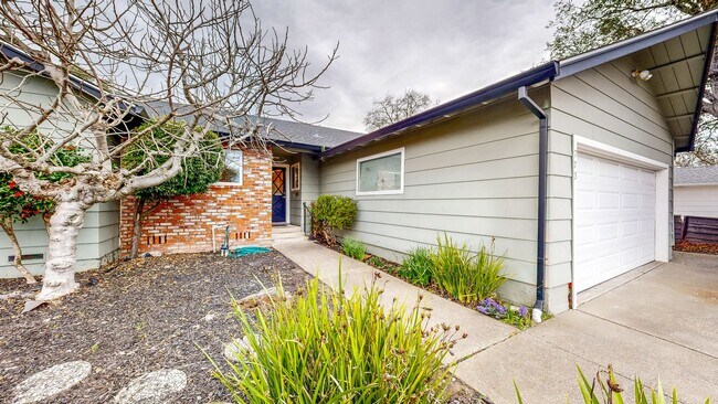 Photo - 3 Bedroom 2 Full Bath with Private Yard and 1 Car Garage !