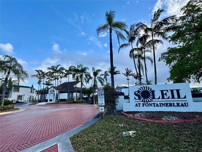 Building Photo - 9711 Fontainebleau Blvd
