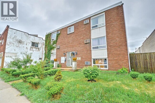 Photo - 821 Pillette Rd