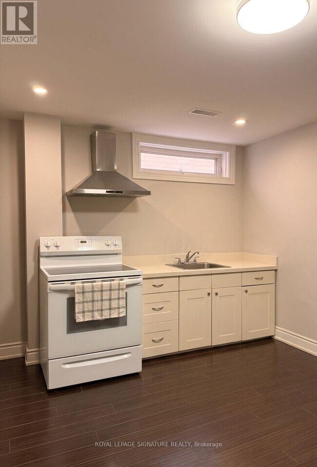 Photo - 282 Aylesworth Ave