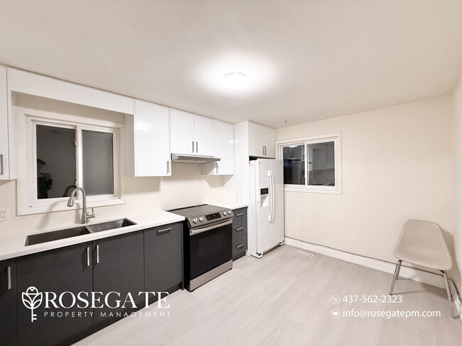 Photo - Spacious 2-Bedroom Main Level Apartment with In-Unit Laundry & Parking – Scarborough Unité 3