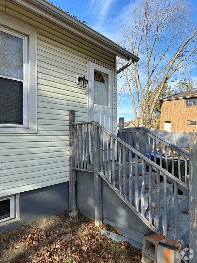 Building Photo - 3 Gilbert St Unit B Rental