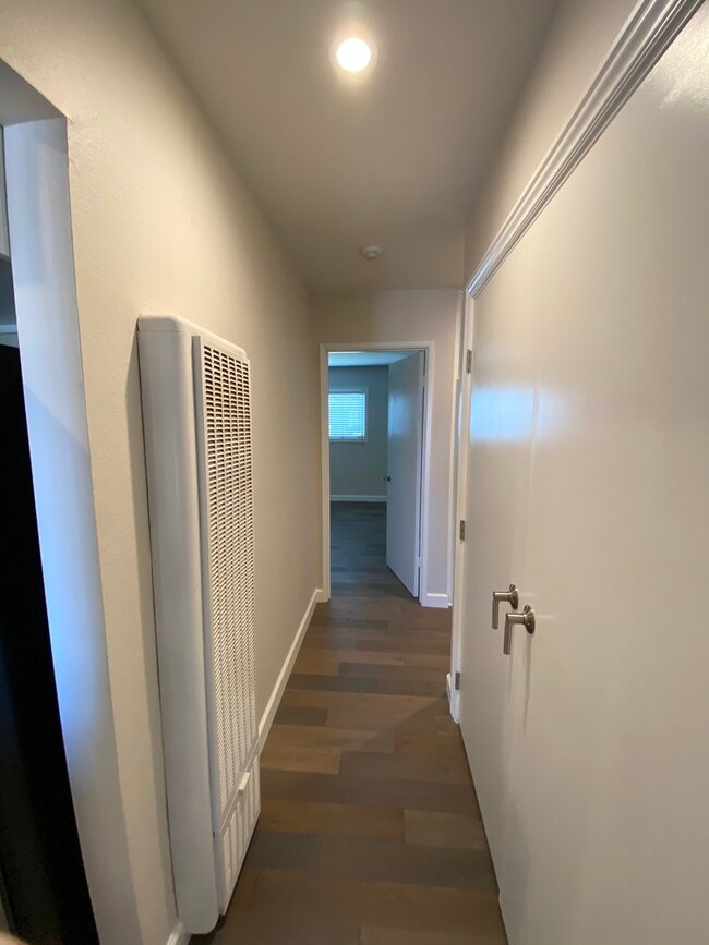 Hallway to bedrooms - 720 Meyer Ln Unidad 213