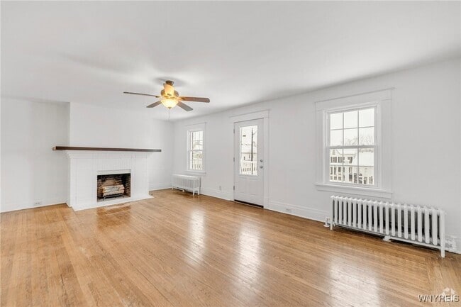 Building Photo - 2555 Main St Rental