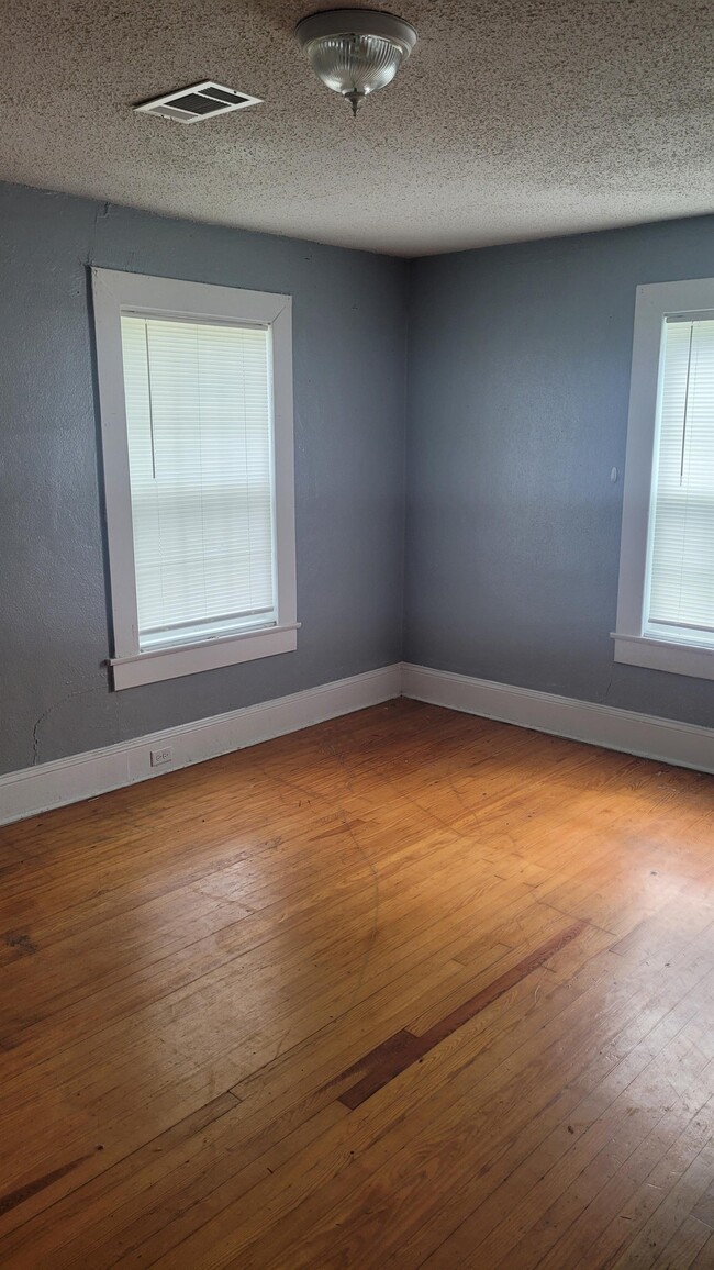 Photo - 2225 E 6th St