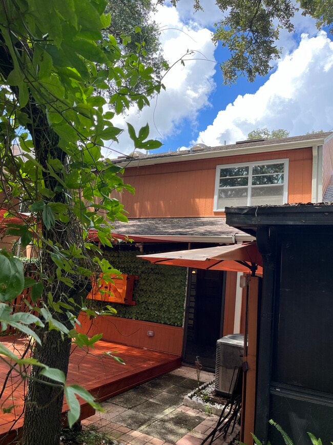 Área de la cubierta trasera - 9477 Forest Hills Pl