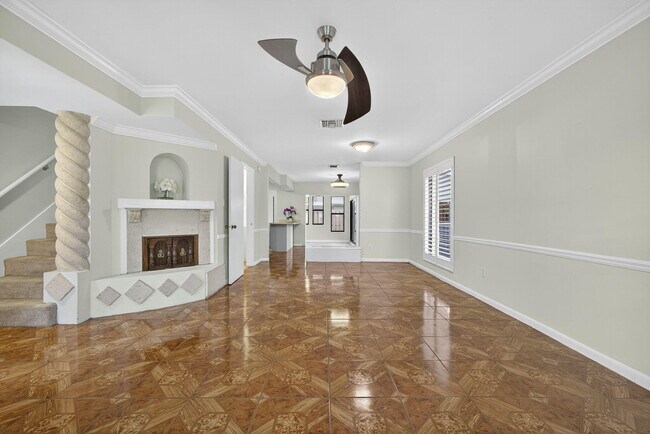 Photo - 323 Sandtree Dr