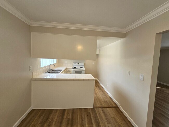Photo - LEGRANDE16581 Unit B
