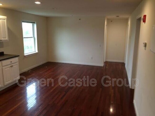 Photo - 323-325 College Street, Unit 6 Unidad 6 Rental