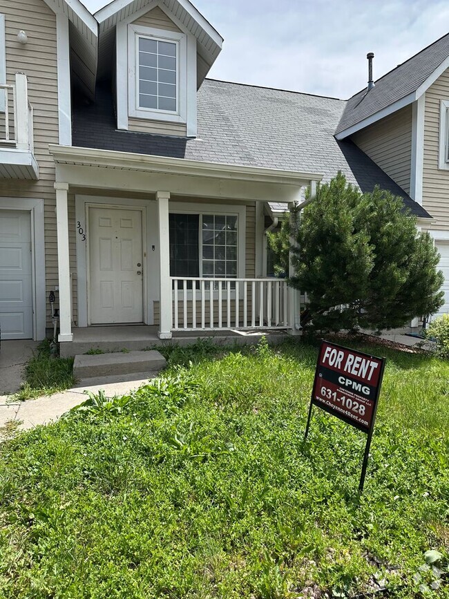 Building Photo - 3 BEDROOM, 2 BATHROOM TOWNHOUSE WITH 1 CAR...