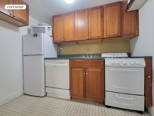 Photo - 344 E 51st St