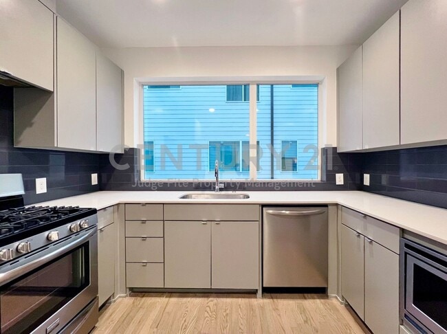 Photo - Beautiful 4-Story 2/2.5/2 in GREAT LOCATION For Rent! Unidad 102