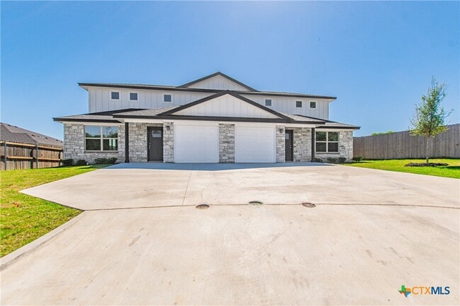 Building Photo - 2542 Leroy Ln